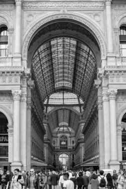 Milan, İtalya - 12 Ekim, 2018: lüks alışveriş merkezi Galeria di Vittorio Emanuele Milano.Popular merkezi turist simgesel yapı içinde. En iyi moda mağazaları ile antik alışveriş merkezi. Ünlü markalar yeni elbiseler satın.