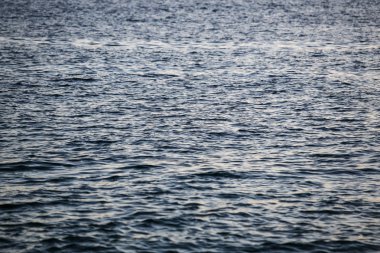 Güzel Adriyatik Denizi su alacakaranlıkta ışıkta parlar. Doğal güzellik arka plan.