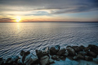 Güzel alacakaranlık sahil üzerinde. Güneş ufukta okyanus su üzerinde geçiyor. Egzotik yaz tatili için seyahat hedef