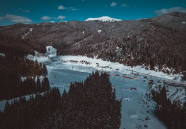 Güzel hava dron manzara fotoğraf soğuk karlı gün dağlarda. Kışın seyahat hedef aktif Turizm için. Karpat mountain Park doğanın güzelliği. 
