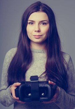 Stüdyo mobil oyun app için popüler yeni vr gözlüklü güzel kız portresi. Sanal gerçeklik mezartaşı üstünde belgili tanımlık gitmek kullanın. Yenilikçi mobil oyun aygıtı. Sanal gerçeklik oyunları oynamak için modaya uygun cihaz satın