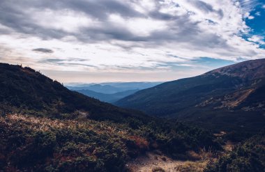 Sonbaharın güzel dağ manzarası. Instagram vintage film filtresi