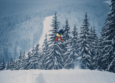 Bukovel, Ukrayna - 20 Mart, 2018: Snowboard Yarışması kış Park. Genç sporcular snowboard içinde rekabet. Gençlik için serin aşırı spor yarışma.