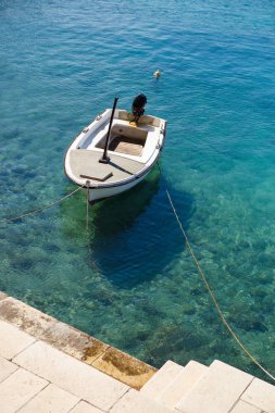 Hırvatistan Adriyatik Denizi'nin kristal berraklığında su üzerinde yüzen küçük balıkçı teknesi. Yaz aylarında tüplü dalış egzotik Hırvat resort Doğum için motorlu bir tekne kiralamak