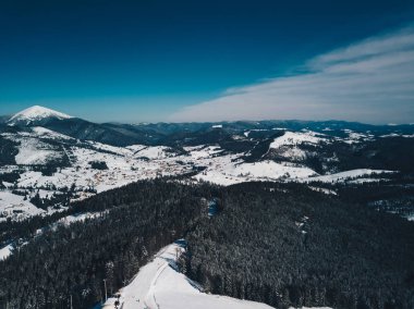 Soğuk kış günü dağ manzarası güzel hava dron Panoraması. Donmuş ağaçlar Karpatlar tepelerde kar ile kaplı. Doğal manzaralı. Avrupa'nın aktif Turizm için seyahat hedef