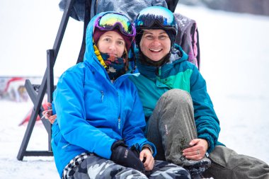 Yaremche, Ukrayna - 24 Mart 2018: Kar Üzerine Z-Oyunları. Bukovel Kar Parkı. Genç ve aktif sporcular için zorlu kış sporları müsabakası..