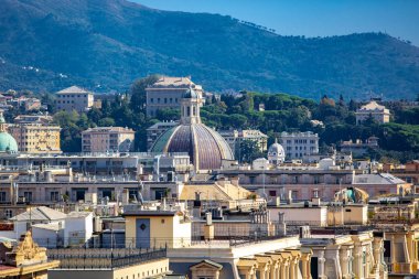 İtalya, Genova - 12 Ekim, 2018: güzel eski şehir Cenova. Renkli evler mavi gökyüzünün altında. Popüler turistik alan Liguria.