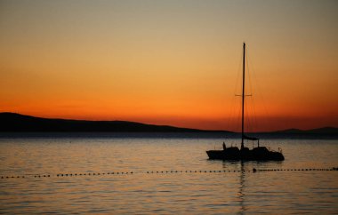 Croatia.Beautiful doğada Adriyatik Denizi sahilinde su yüzeyinde sürüklenen küçük yat. Güneş su ufukta aşağı. Yaz tatil tur için hedef, seyahat. Tatil için Kiralık Tekne