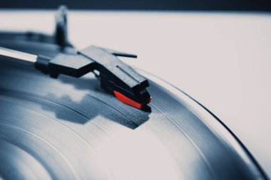 Vintage pikabını kapat. Retro analog dönüş tablosu aygıtı müzikle vinil disk çalar. Hipster ses ekipmanı
