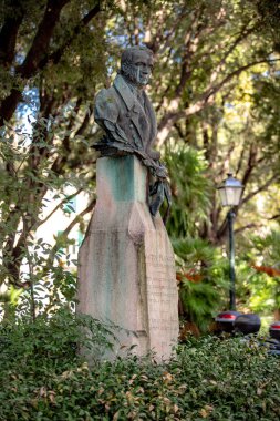 Ceneviz, İtalya 'da parkta bir adam heykeli  