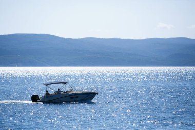 Hırvatistan'da Akdeniz'de tekne. Doğa, seyahat