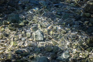 Güzel şeffaf Adriyatik Denizi, Hırvatistan 'da tropikal güneşin altında parlıyor. Yaz tatili turu için seyahat noktası. Kristal berrak suya dalmak için iyi bir yer.