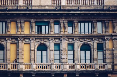 Milano,İtalya-9 Ekim,2018: Milano şehir sokaklarında güzel İtalyan mimarisi,Lombardia.Sforza Kalesi yakınındaki Çeşme ve etrafta dolaşan turist 