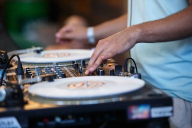 Hip hop parti dj vinil kayıtlar müzikli gece kulübünde çizikler. Profesyonel DJ ses ekipmanları konser sahne alanı'nda. DJs ellerinde kayıt ve ses karıştırıcısı paneli