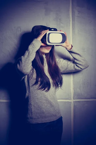 若い女の子が仮想現実でデバイスもヘッドセットで携帯ゲームアプリをプレイします モバイル ゲームのためのモダンな ボックス ゲーマーのためのポータブル メガネ技術 携帯ゲームをプレイする拡張現実感のガジェット — ストック写真
