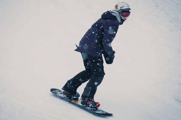 Bukovel 우크라이나 2018 공원에서 스노우 스노우 보드에서 청소년 스포츠 — 스톡 사진