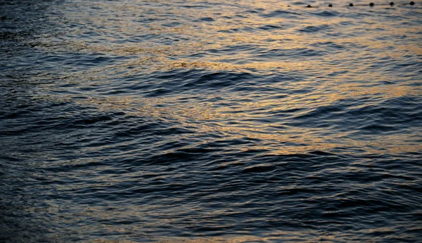 Schöner Sonnenuntergang Auf Ozeanwellen Dämmerung Sonnenlicht Reflektiert Auf Meerwasser Abend — Stockfoto