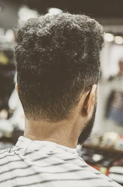 Junger Schwarzer Mann Friseursalon Mit Decke Bedeckt Wartet Auf Friseur — Stockfoto