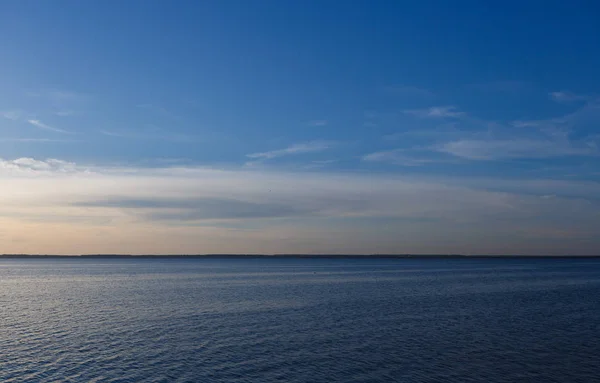 Hermosa Puesta Sol Playa Sol Cae Sobre Horizonte Acuático Noche —  Fotos de Stock