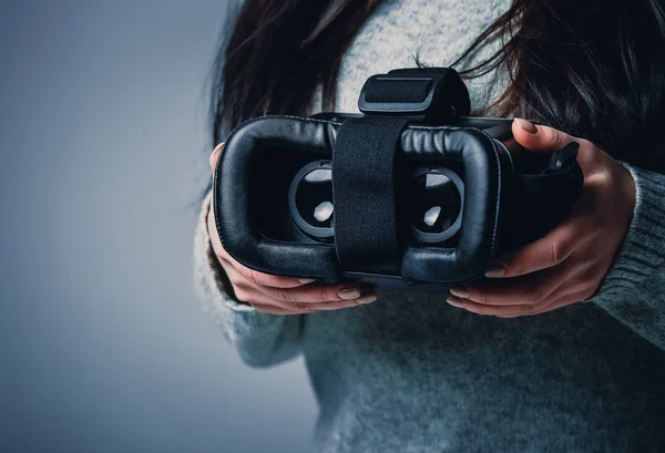 Girl Hold Gafas Realidad Virtual Moderna Para Aplicación Juegos Móviles — Foto de Stock