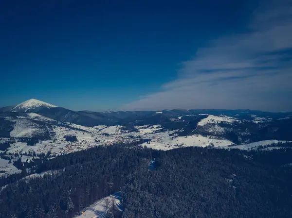 Güzel hava dron manzara fotoğraf soğuk karlı gün dağlarda. Kışın seyahat hedef aktif Turizm için. Karpat mountain Park doğanın güzelliği. 