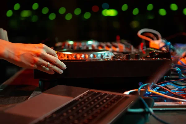 Hip Hop Girl Toca Conjunto Musical Clube Noturno Stage Female — Fotografia de Stock