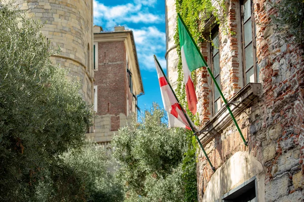 Történelmi Középkori Kastély Téglaház Zászlókkal Genovában Olaszországban — Stock Fotó