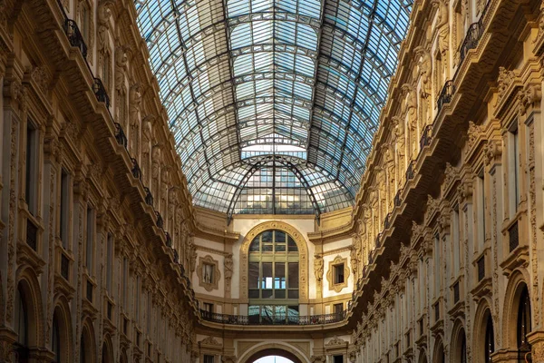 著名的古代时尚商场维托里奥 埃马努埃莱画廊位于意大利米兰市中心 老购物中心 有美丽的玻璃遮阳屋顶 位于伦巴第亚地区米兰广场的豪华服装店 — 图库照片