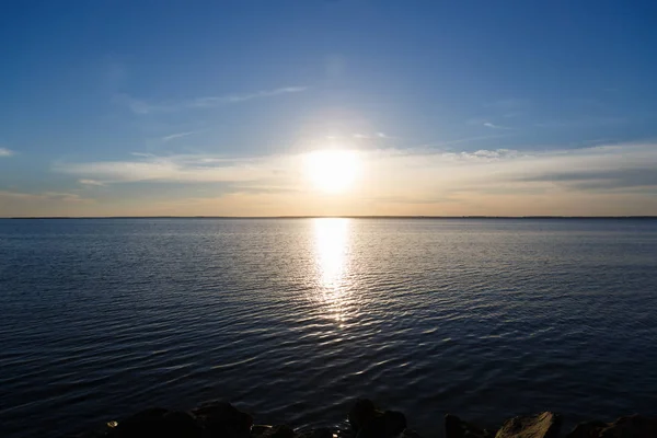 美丽的旅行目的地背景 埃罗普海边的日落 晚上太阳从水面上落下 — 图库照片