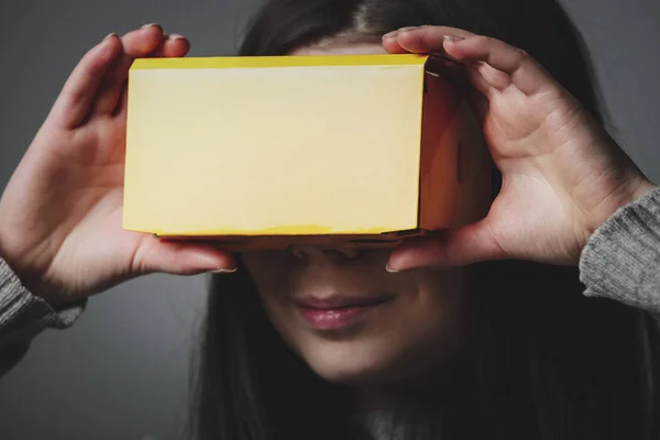 Chica Joven Jugando Aplicación Juego Móvil Dispositivo Auriculares Realidad Virtual —  Fotos de Stock