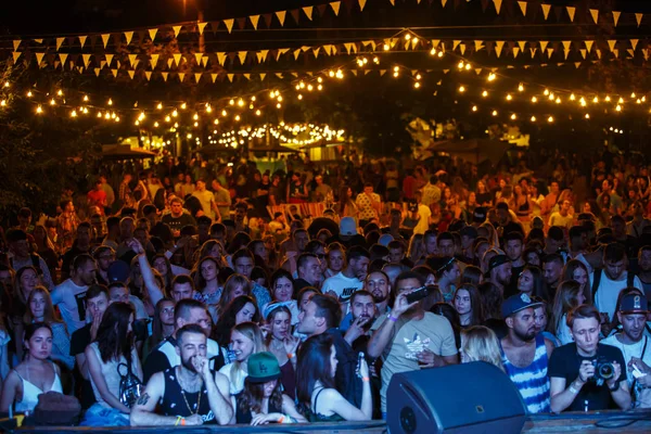 Kiev-11 Ağustos,2018: Açık hava yaz festivali Kurazh.Big grup gençlerin sahnede favori müzisyen elleri ile el sallayarak müzik dinlerken konser seyirci
