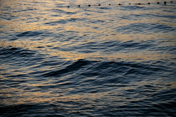 Prachtige Zonsondergang Licht Oceaanwater Golven Van Zee Schitteren Schemering Zonlicht — Stockfoto