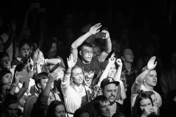 Moskwa Czerwca 2016 Szczęśliwy Muzyka Emocjonalna Fanów Śpiewając Piosenkarka Assai — Zdjęcie stockowe