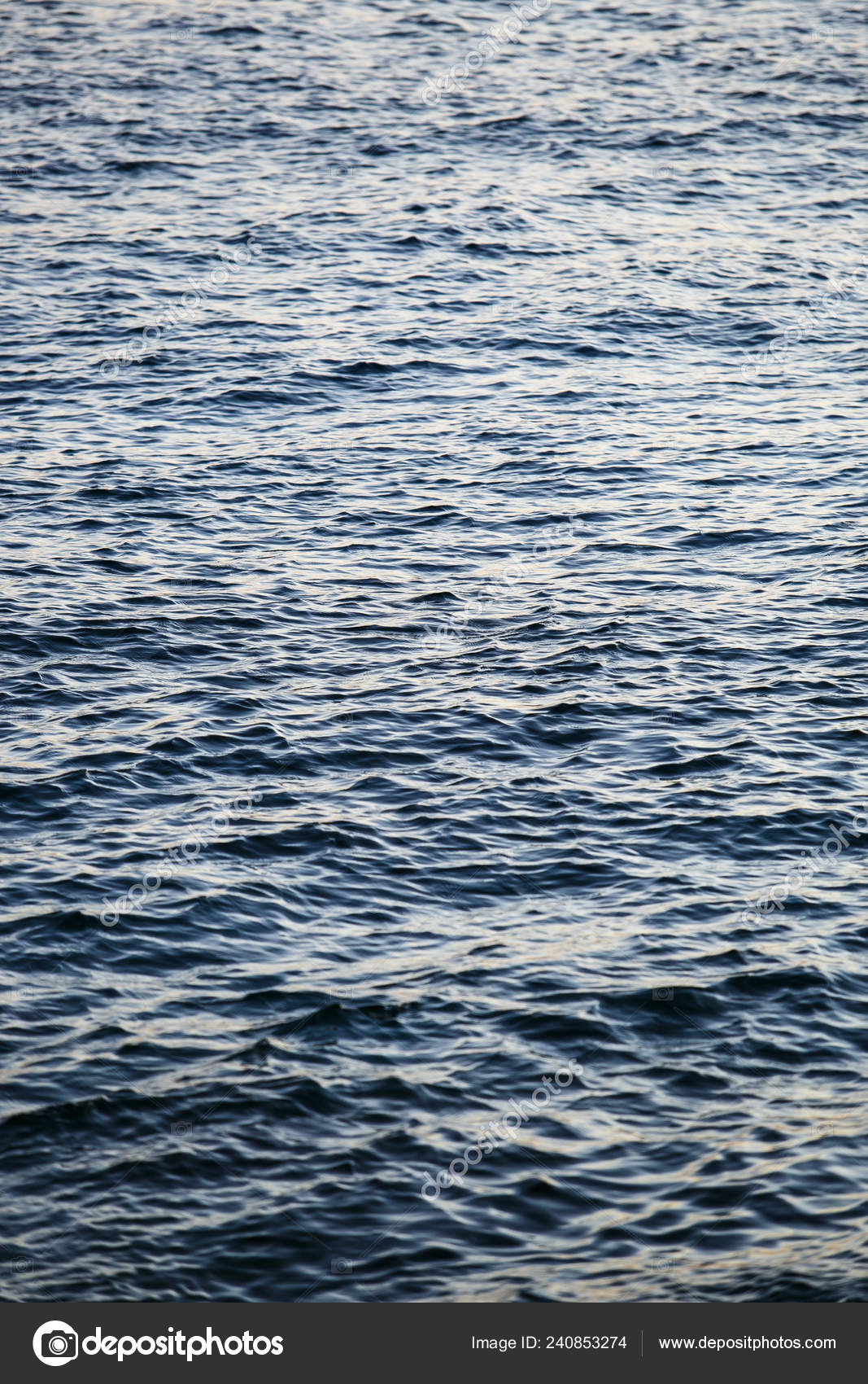 海洋波浪在阳光下闪耀垂直拍摄暑假游轮的旅行目的地背景——图库图片© hurricanehank #240853274, image size:1067x1700