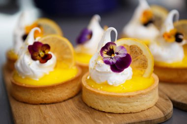 Sarı buzlanma, limon dilimleri ve krem plaka kafede lezzetli küçük bisküvi kek. Tatlı İtalyan restoranında lezzetli küçük kek