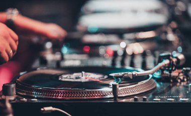 Profesyonel müzisyen sahnede popüler müzik parçaları çalar. 