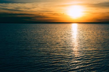 Deniz kenarında okyanus kıyısında egzotik seyahat hedef üzerinde güzel gün batımı. Köpüklü su yüzeyinin altında yaz akşam alacakaranlık aydınlatma