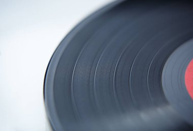 Vintage pikabını kapat. Retro analog dönüş tablosu aygıtı müzikle vinil disk çalar. Hipster ses ekipmanı.