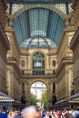 Milan, İtalya - 12 Ekim, 2018: Antik alışveriş merkezi Galeri Vittorio Emanuele Milano.Luxury merkezi alışveriş pahalı butik mağazaları ve moda mağazaları ile. Popüler turistik landmark Lombardia.