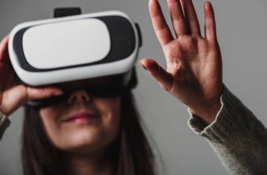 Stüdyo portre genç kızın süper cool sanal gerçeklik gözlük mobil oyun uygulamalar için oynuyor. Mobil apps ile yenilikçi 3d vr kulaklık kullanın. Trendy artar gerçeklik oyun aygıtı kullanımda