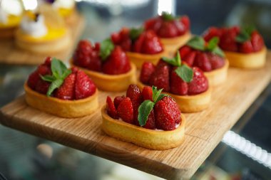 Çilek ve nane ile lezzetli bisküvi cupcakes. Öğle yemeği için lezzetli İtalyan tatlı yemek pastane cafe