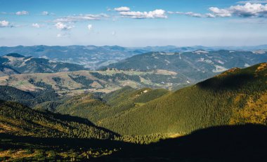 Sonbaharın güzel dağ manzarası. Instagram vintage film filtresi