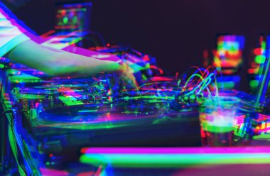 Gece kulübü sahnede müzik konser dj glitched arka plan. Aksaklık film filtre ve canlı renkler. Vintage açmak tablo kayıtları oyuncu ve ses karıştırıcı 