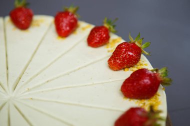Lezzetli beyaz kremalı çilekli pasta İtalyan fırın kafede. Tepesi üzerinde taze çilek ile lezzetli tatlı tatlı yemek keyfini çıkarın