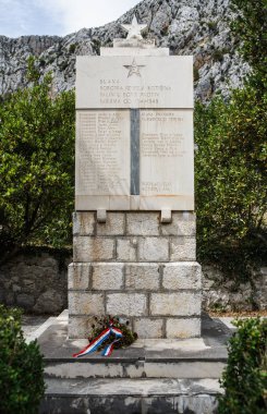 MAKARSKA, CROATIA-5 HAZİRAN 2017: Makarska Riviera 'daki faşizmin kurbanları olan Kotisina kasabasının düşmüş Hırvat vatandaşlarına adanmış 2. Dünya Savaşı tarihi anıtı