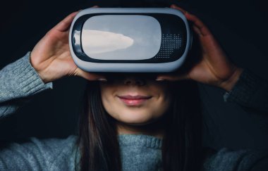 Stüdyo mobil oyunlar apps için yeni sanal gerçeklik gözlükleri tadını Genç beyaz kız portresi. Kız yenilikçi 3d vr mezartaşı ile mobil oyun uygulama kullanın. Trendy augmented gerçeklik gadget oyun