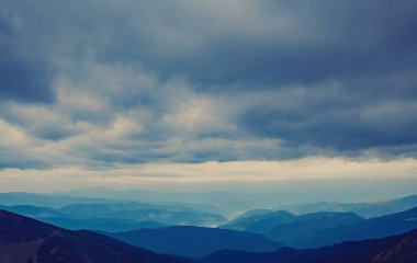 Dramatik bulutlu mavi gökyüzü soğuk sonbahar günü Karpat Dağları yüksek