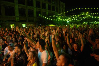 Kiev-11 Ağustos,2018: Açık hava yaz festivali Kurazh.Big grup gençlerin sahnede favori müzisyen elleri ile el sallayarak müzik dinlerken konser seyirci