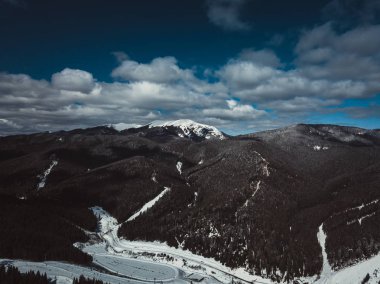 Güzel hava dron manzara fotoğraf soğuk karlı gün dağlarda. Kışın seyahat hedef aktif Turizm için. Karpat mountain Park doğanın güzelliği.
