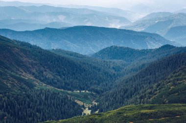 Sonbaharın güzel dağ manzarası. Instagram vintage film filtresi